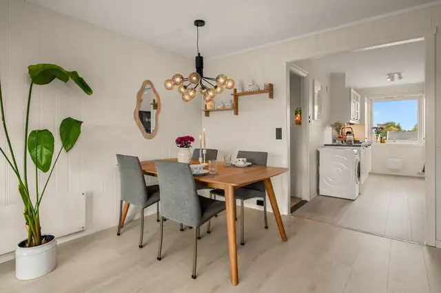Stua måler 22,7 kvm. og byr på gode møbleringsmuligheter for sofakrok og spisebord.