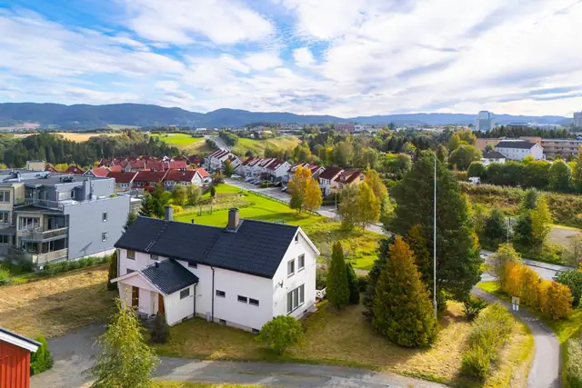 Eiendommen består av en hel vertikaldelt tomannsbolig og en låve.