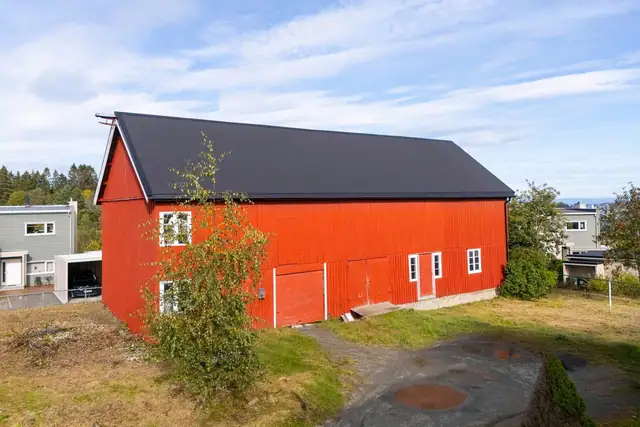 Det står en låve med mange bruksmuligheter på tomten.