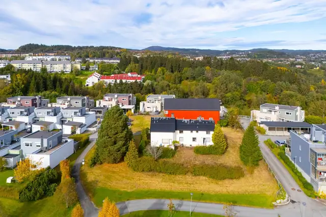 Stor, solrik og flott eiendomstomt på totalt 2 453 kvm.