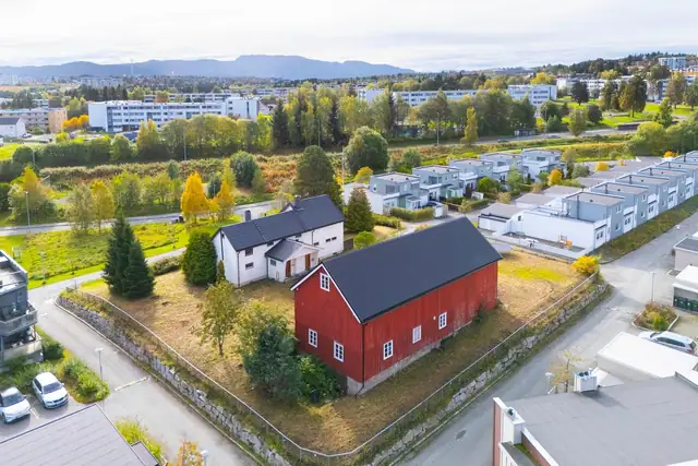 Eiendommen ligger i et veletablert og barnevennlig boligstrøk med småhusbebyggelse.