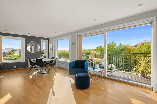Fra stua er det også heve-/skyvedør ut til balkong.