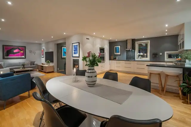 Her er det svært god plass til flere sittegrupper, og langbord når det skulle trengs.