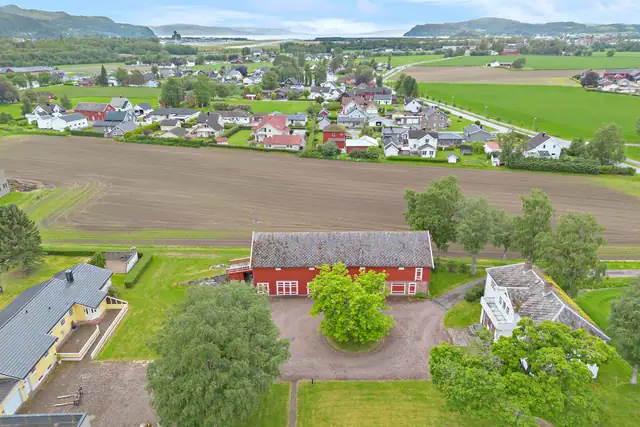 Stilig og romslig adkomst inn på eiendommen.