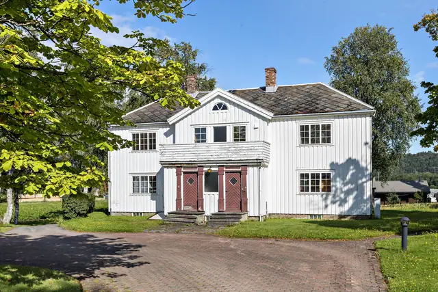 Commercial property - zoned for residential and commercial use. Flat 7,018 m² plot with detached house, farmhouse and farm building — image 3