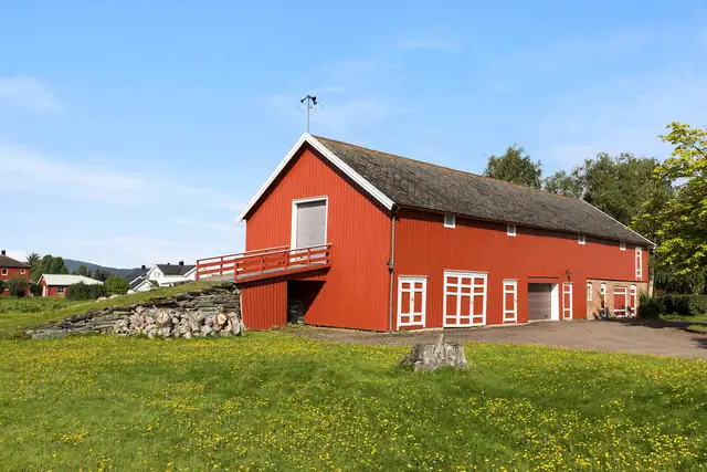 Commercial property - zoned for residential and commercial use. Flat 7,018 m² plot with detached house, farmhouse and farm building — image 4