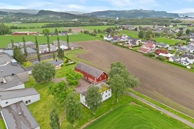 Gang og sykkelvei til sentrum og etter hvert til Hegra.
