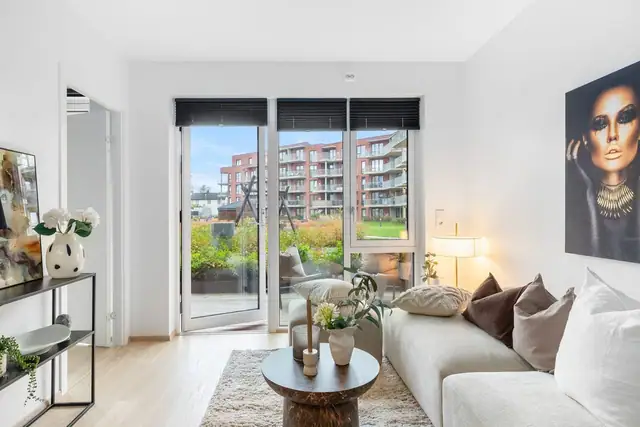 Felleskostnadene dekker bla. renovasjon, TV/Internett, fjernvarme, kaldt vann, felleskostnader fellesområder, felles forsikring og felles strøm.