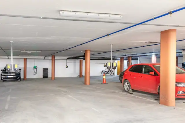 Egen p-plass og sportsbod med god lagringsplass i kjeller følger med - Heis opp til leiligheten.