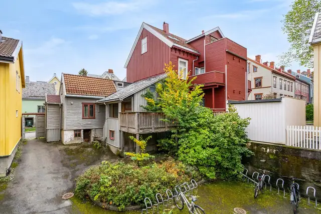 Skjermet bakgård med plass til å sette sykkel på egen tomt.