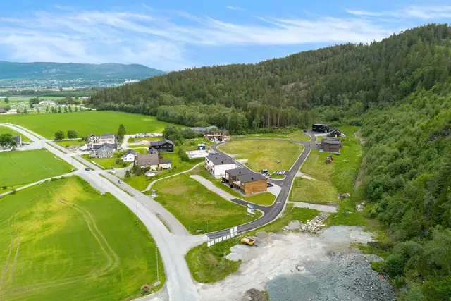 Idrettshall og idrettsanlegg ligger ved skolen - 5 minutter på skjermet gang og sykkelvei