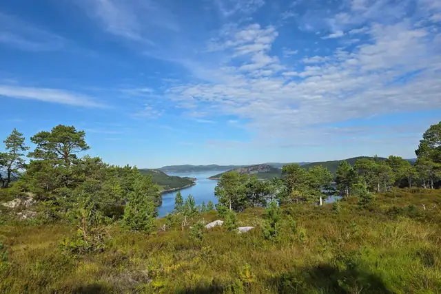 Fritidstomtene har flott sjøutsikt og ligger lunt og rolig til. Til tomtene er det mulig å koble seg på vann, kloakk og fibernett.