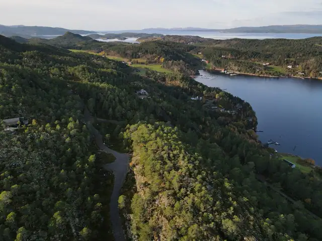 Dette er en unik mulighet til å skaffe seg en sjønær fritidstomt, som ligger i et stadig mer populært hytteområde.