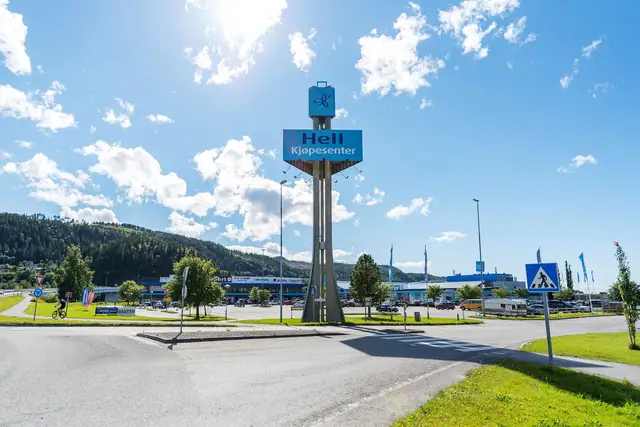 Fra Furulia er det kort vei til Hellsenteret hvor det fins bl.a. Rema 1000, apotek, Hell treningssenter, frisør og butikker.