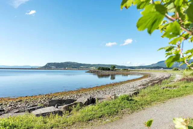 Hellstranda er et populært område for barnefamilier på godværsdager og ligger kort tur fra boligfeltet.