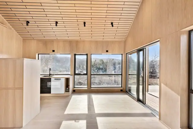 Her kan du invitere familie og venner til både hverdag og fest med god plass til stort spisebord med naturlig plassering ved kjøkken.