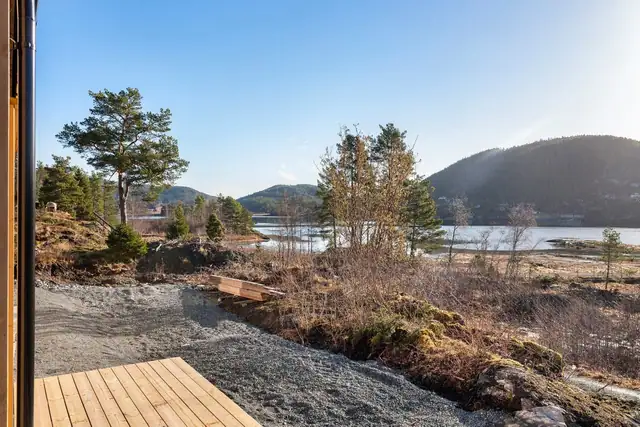 Fra stuen har du direkte utgang til en herlig terrasse som tilbyr gode solforhold og vakker utsikt ned mot vannet.
